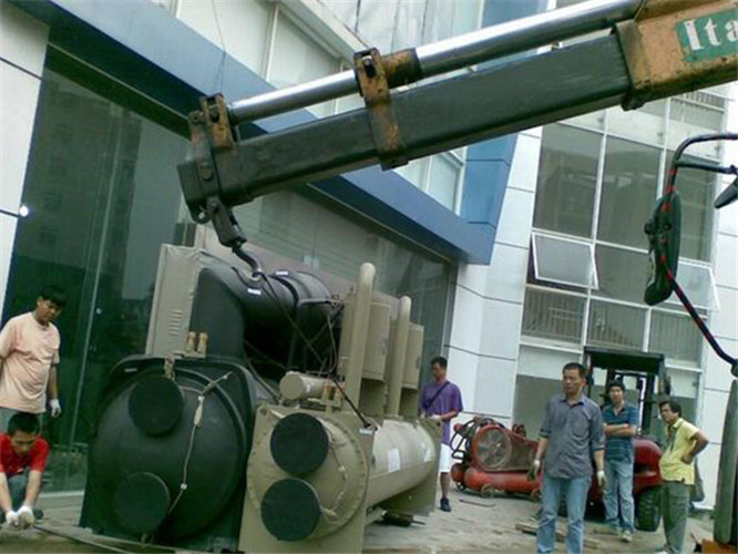 阆中市随车吊和汽车吊的核心区别是什么？哪种更省钱？